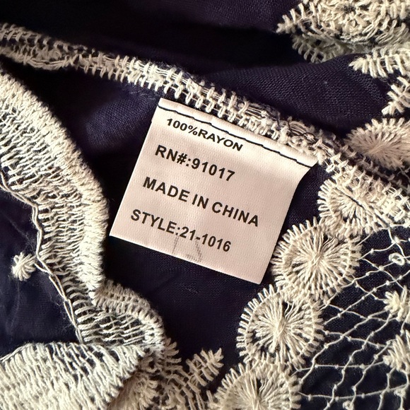 Solitaire Navy Blue Floral Lace Blouse M NWT - Picture 4 of 4